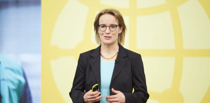 Wohin mit der ganzen Liquidität der Deutschen Post? Unsere CFO des Monats Melanie Kreis hat gute Verwendung dafür gefunden.